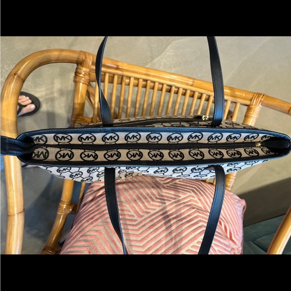 Michael Kors handbag - Picture 4 of 8